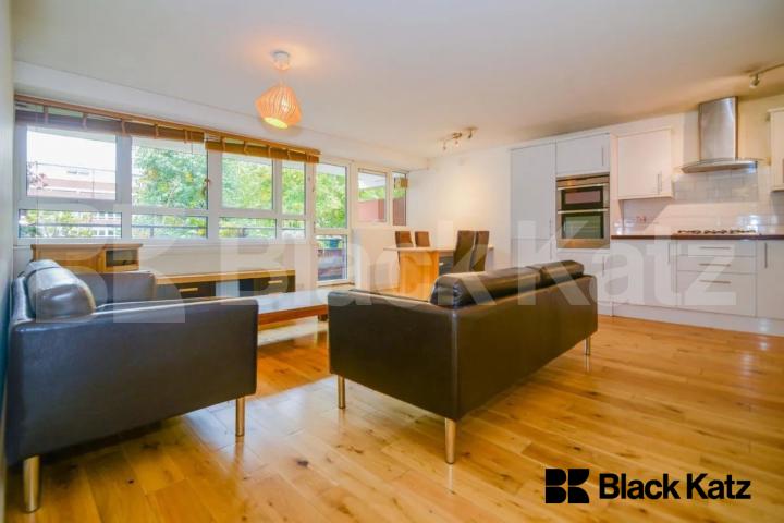 Beautiful apartment  925 Sq.Ft. with two bathrooms & balcony  Bullen Street, Battersea Park